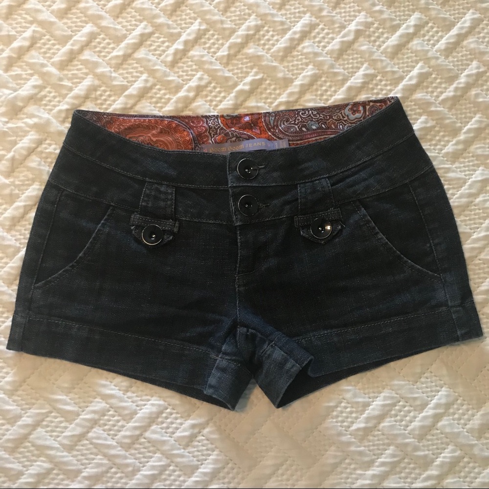 Denim shorts, size 1, vintage vibe!